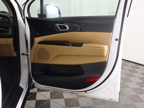 Used 2023 Kia Carnival EX image 23