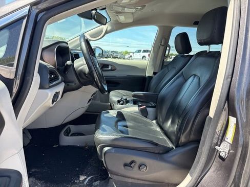 Used 2019 Chrysler Pacifica Touring-L FWD image 4