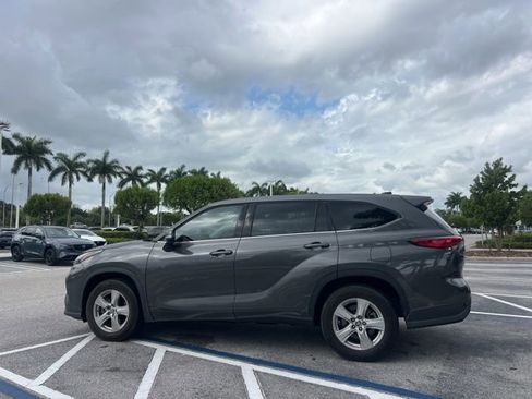 Used 2022 Toyota Highlander LE image 11