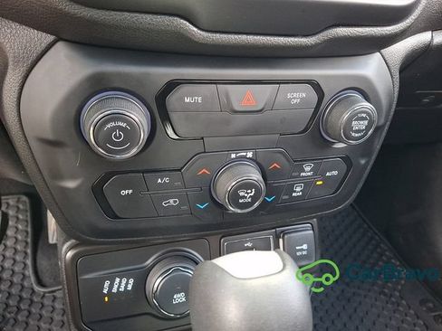 Used 2019 Jeep Renegade Altitude w/ UConnect 8.4 Nav Group AWD/4WD image 16