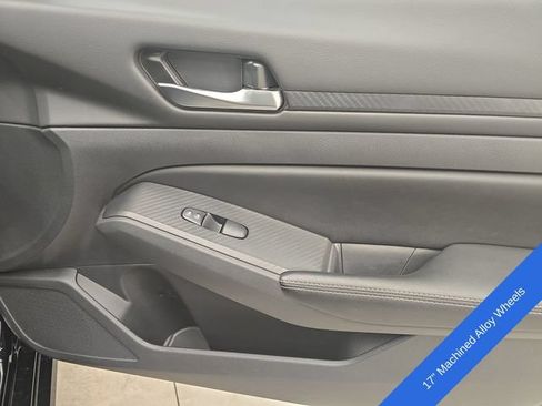 Used 2025 Nissan Altima 2.5 SV FWD image 11