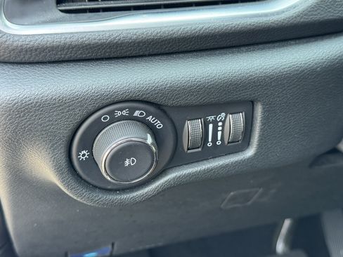 Used 2025 Chrysler Pacifica Limited FWD image 36