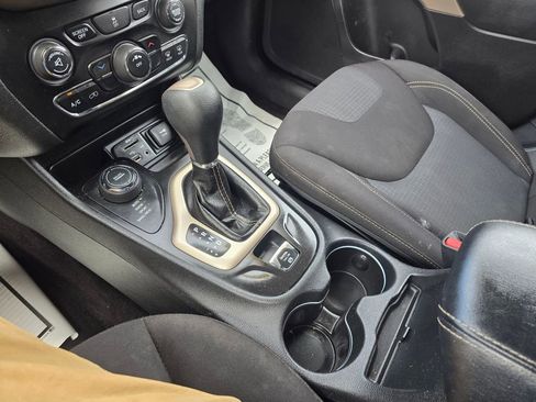 Used 2017 Jeep Cherokee Latitude w/ Cold Weather Group AWD/4WD image 25