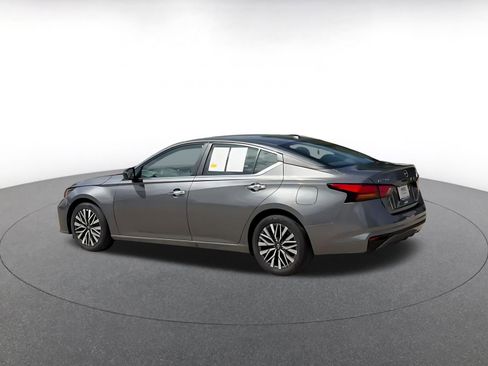 Used 2025 Nissan Altima 2.5 SV FWD image 10