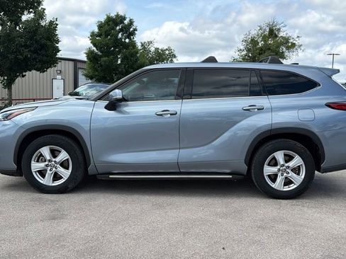 Used 2022 Toyota Highlander LE FWD image 10