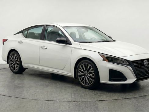 Used 2025 Nissan Altima 2.5 SV FWD image 1