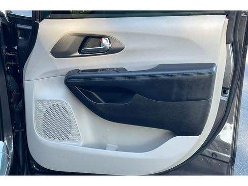 Used 2021 Chrysler Pacifica Touring w/ Uconnect Theater Family Group image 21