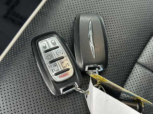 Used 2020 Chrysler Pacifica Limited w/ Advanced Safetytec Group image 21