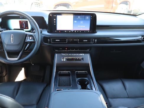 Used 2025 Lincoln Aviator Reserve w/ Equipment Group 201A image 14