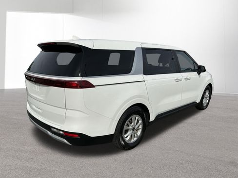Used 2024 Kia Carnival LX FWD image 3