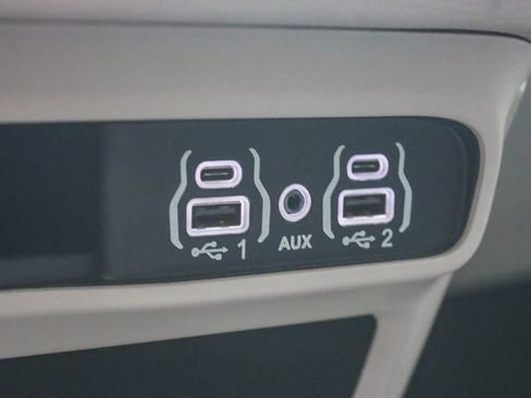 Used 2024 Chrysler Pacifica Select image 31