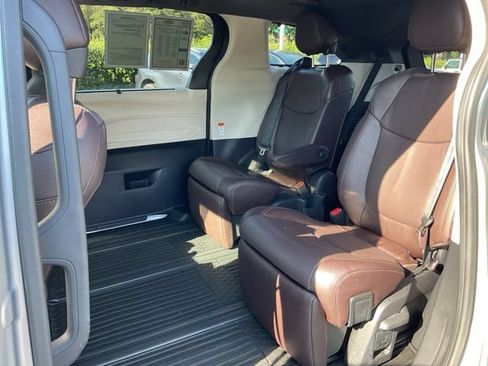Used 2022 Toyota Sienna Platinum AWD/4WD image 21