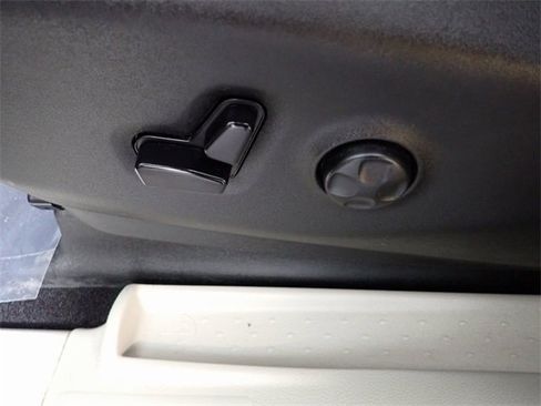 Used 2019 Chrysler Pacifica Touring-L image 21