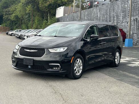 Used 2023 Chrysler Pacifica Touring-L FWD image 3