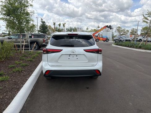 Used 2023 Toyota Highlander XLE image 3