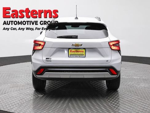 Used 2025 Chevrolet Trax LT FWD image 6