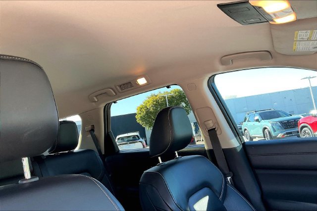 Used 2024 Nissan Pathfinder SL FWD image 20