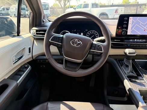 Used 2024 Toyota Sienna Platinum AWD/4WD image 7