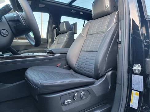 Used 2025 Cadillac Escalade Sport Platinum w/ LPO, ONYX Package image 15