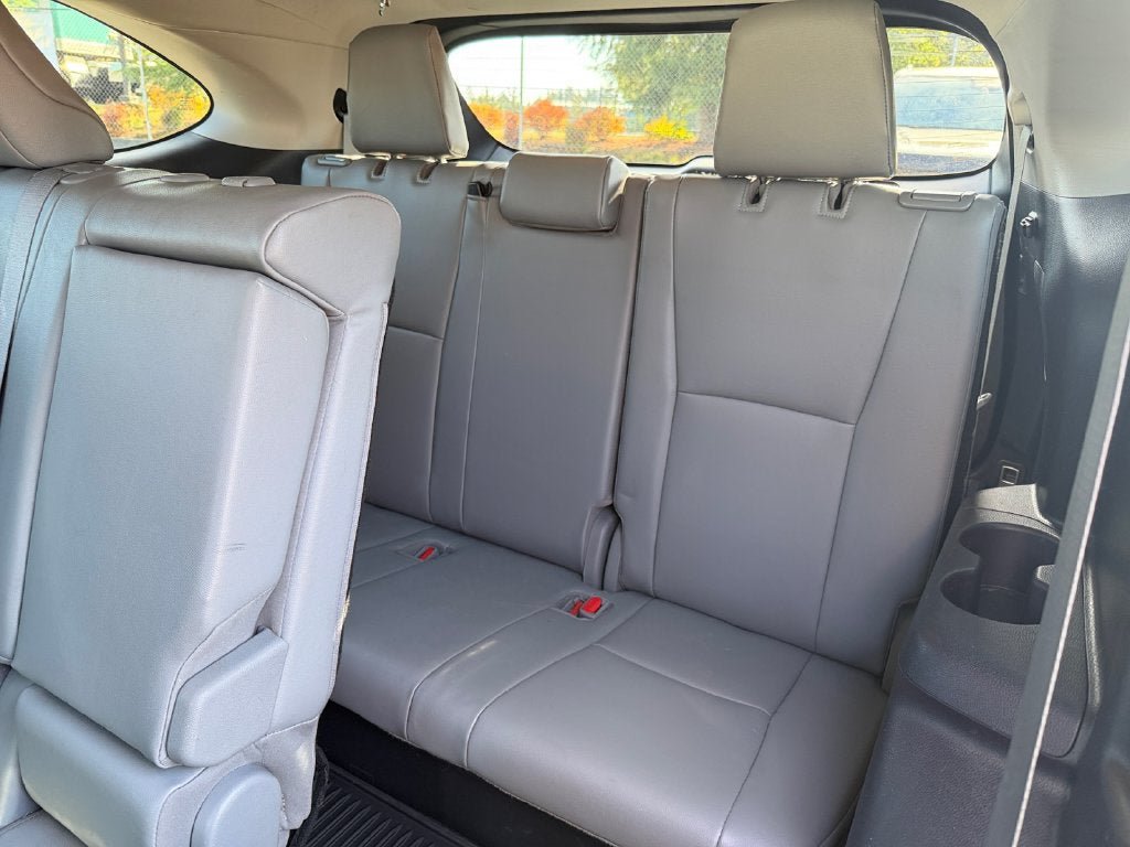 Used 2022 Toyota Highlander XLE AWD/4WD image 34
