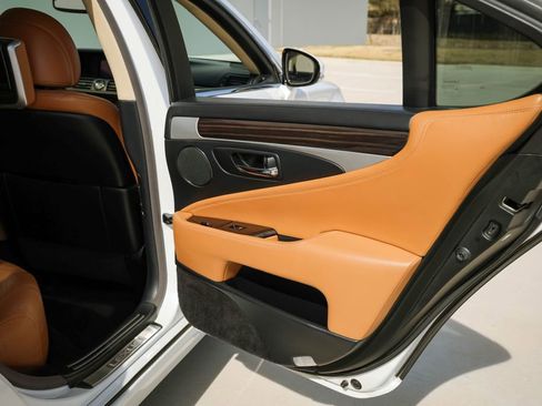 Used 2013 Lexus LS 460 w/ Comfort Pkg image 27