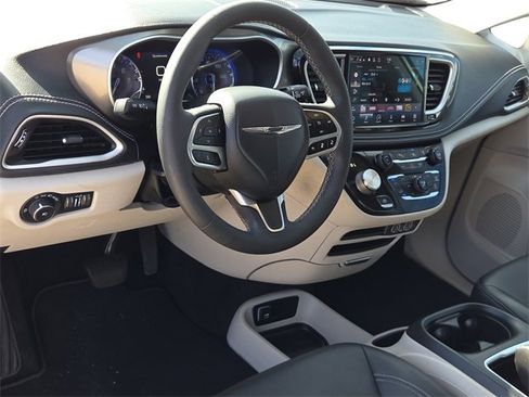 Used 2023 Chrysler Pacifica Touring-L image 17