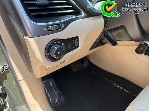 Certified 2019 Jeep Cherokee Latitude w/ Popular Appearance Group FWD image 38