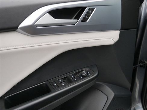 Certified 2025 Volkswagen Taos SE image 16