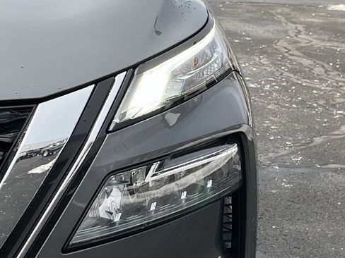 Used 2023 Nissan Rogue SV w/ SV Premium B Package image 11