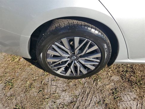 Used 2024 Nissan Altima 2.5 SV image 7