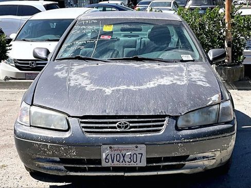 Used 2000 Toyota Camry LE w/ Value Pkg 4 FWD image 2