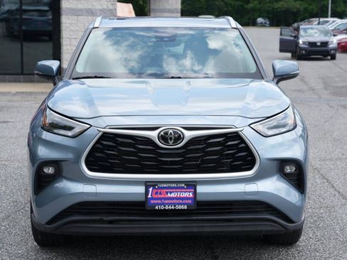 Used 2023 Toyota Highlander XLE FWD image 2