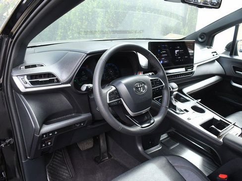 Used 2025 Toyota Sienna Limited image 14