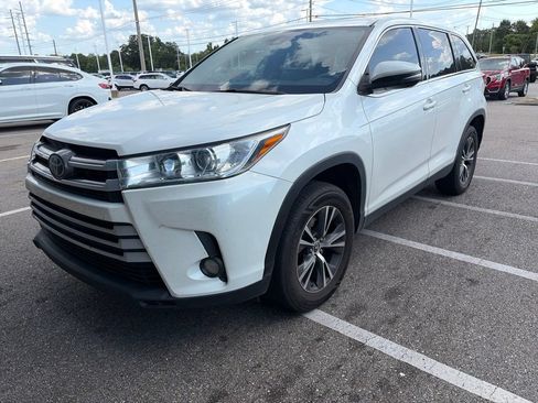 Used 2019 Toyota Highlander Plus FWD image 3