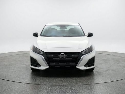 Used 2025 Nissan Altima 2.5 SV FWD image 2