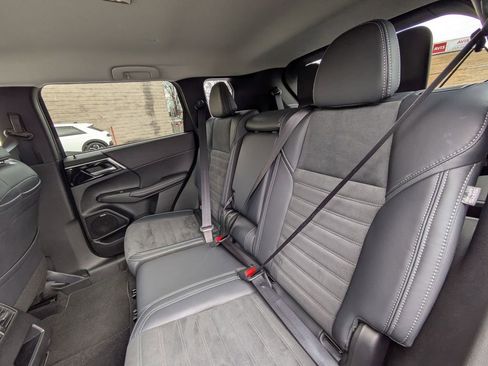 Used 2025 Mitsubishi Outlander SE image 24