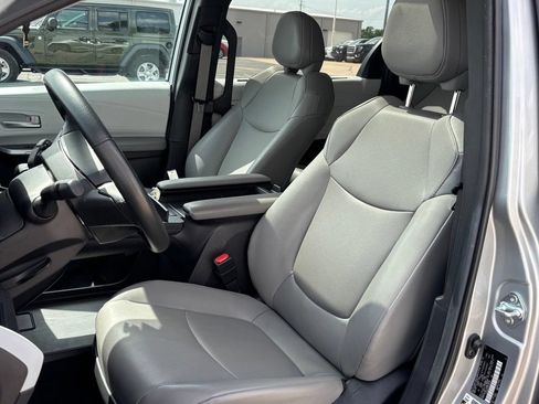 Used 2025 Toyota Sienna XLE FWD image 7
