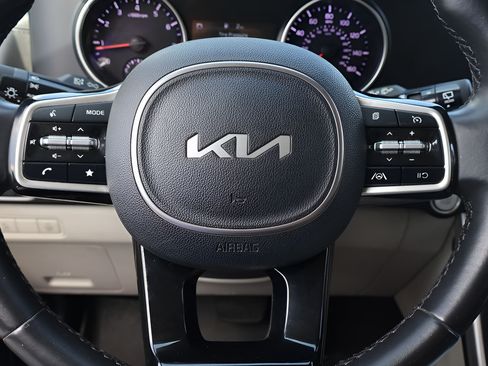 Used 2022 Kia Carnival LX FWD image 21