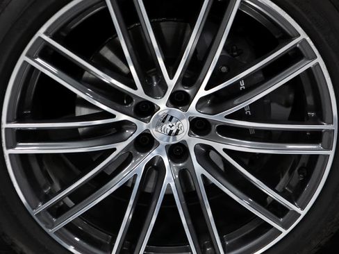 Certified 2025 Porsche Macan image 11