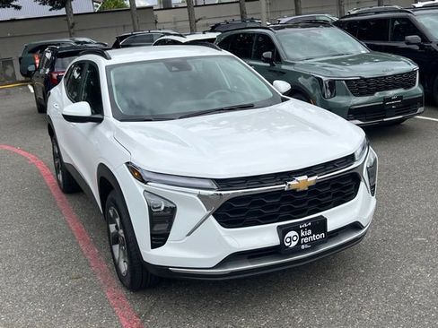 Used 2025 Chevrolet Trax LT FWD image 4