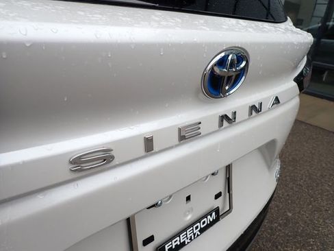 Used 2022 Toyota Sienna Limited image 4