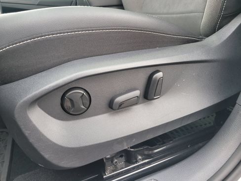 Used 2023 Volkswagen Taos SE w/ Panoramic Sunroof Package FWD image 16