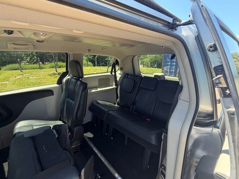 Used 2012 Chrysler Town & Country Touring w/ Entertainment Group #1 FWD image 19