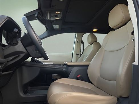 Used 2022 Toyota Sienna XLE image 9