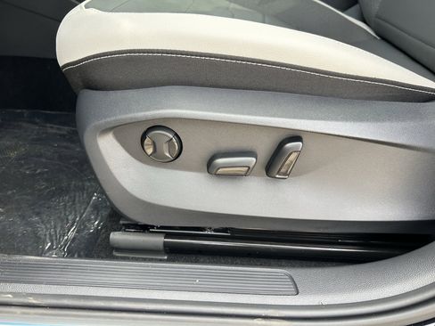 New 2026 Volkswagen Taos SE image 21