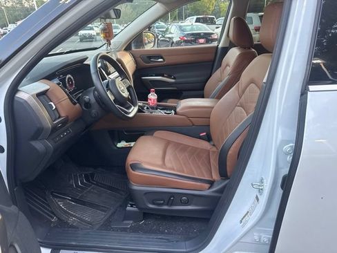 Used 2025 Nissan Pathfinder Platinum AWD/4WD image 12