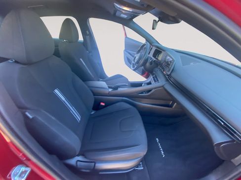 Used 2025 Hyundai Elantra Sport FWD image 15