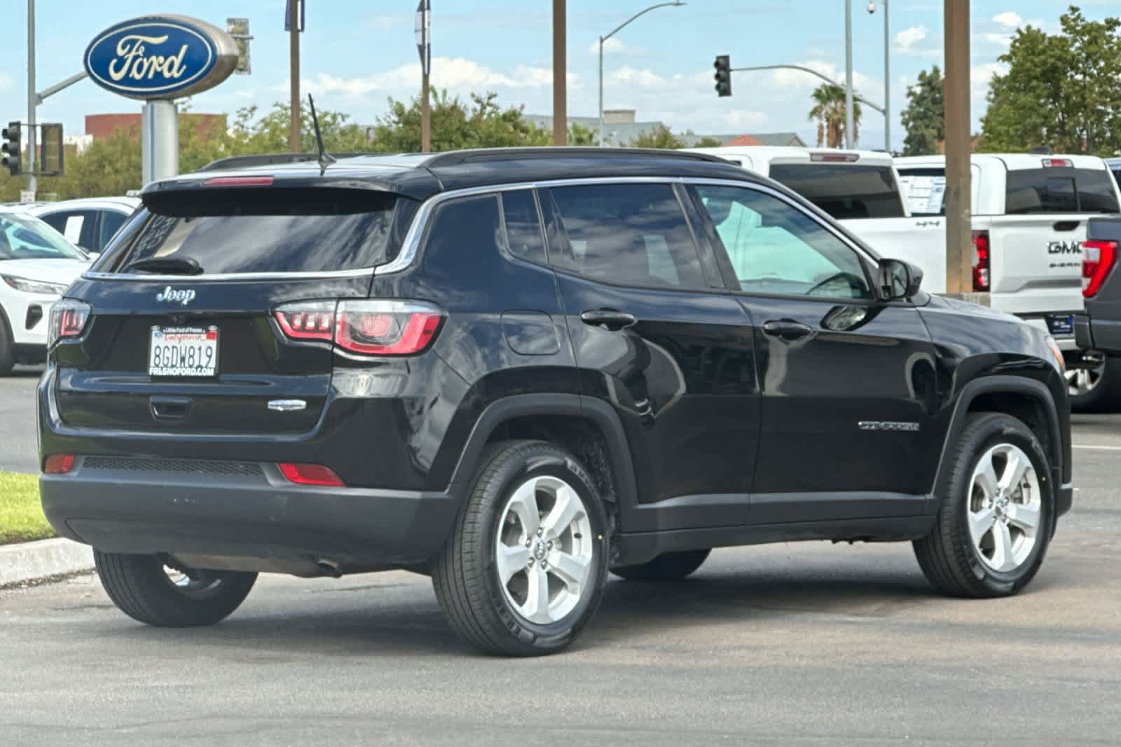 Used 2018 Jeep Compass Latitude FWD image 2