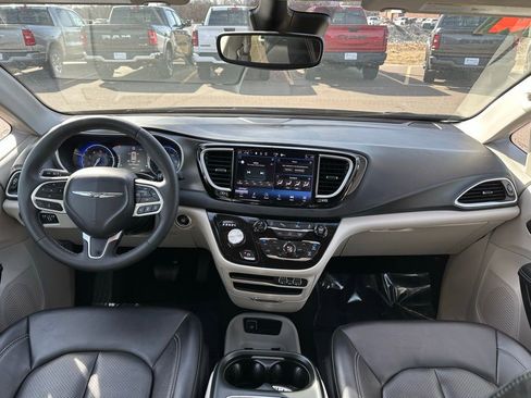 Used 2024 Chrysler Pacifica Touring-L FWD image 18