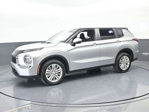 Used 2024 Mitsubishi Outlander ES image 2